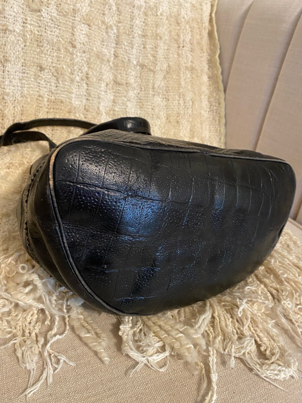 VTG Sharif Black Faux-Croc Drawstring Crossbody / handbag with Brass Accent - Picture 8 of 10